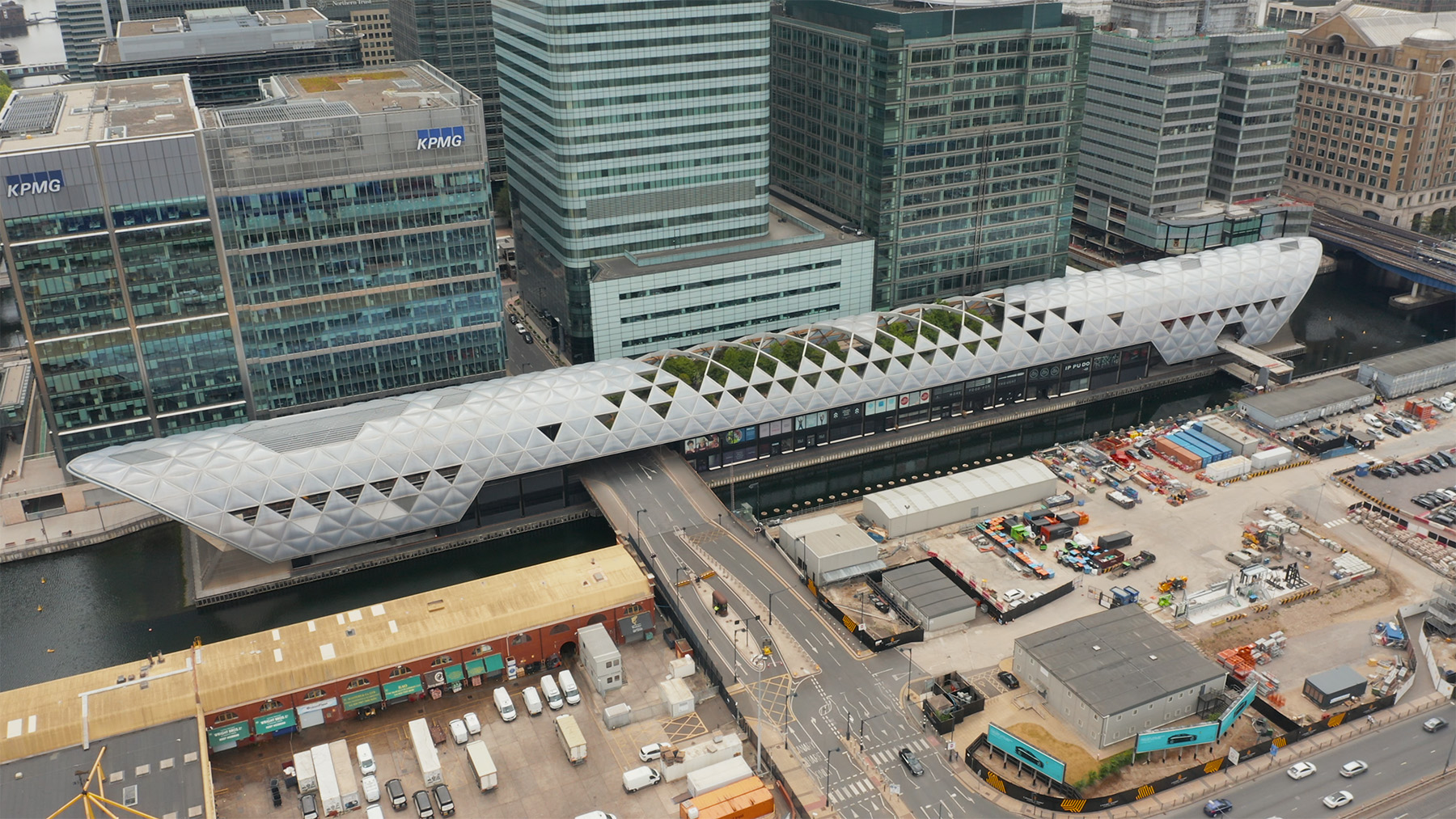 The long curving roof of the Canary Wharf station was constructed in water at London’s Docklands region. 