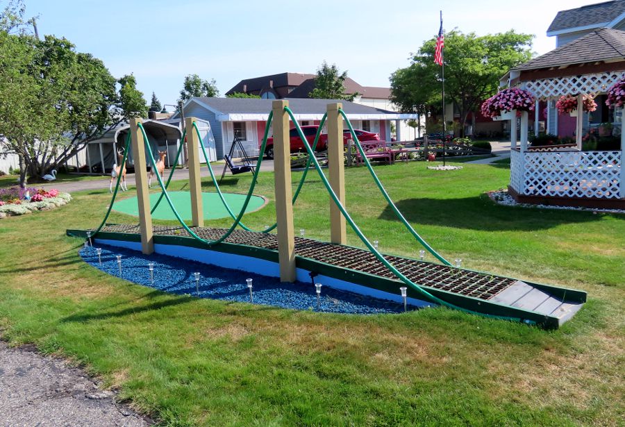 photo of Mini Mac #6 – Mackinaw City, Michigan, at the Rainbow Motel